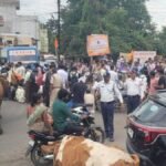 एमपी में इंदौर-महू रोड पर छात्रों ने लगाया जाम: बस किराया बढ़ोतरी और छात्राओं से अभद्रता का आरोप
