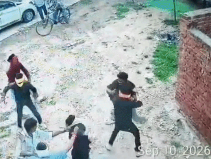 छतरपुर में कार से आए छह युवकों ने हमला किया:  सरेराह मारपीट की, मिर्ची स्प्रे छिड़का; भागते समय फायरिंग का भी आरोप – Chhatarpur (MP) News