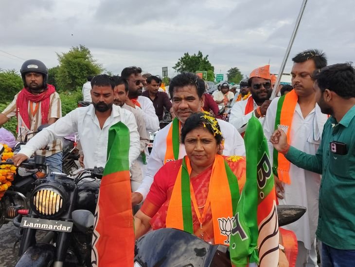 टीकमगढ़ पहुंची भाजपा की जन-जल सेवा संकल्प यात्रा: जिलाध्यक्ष सरोज की स्कूटी पर बैठे विधायक हरिशंकर, कार्यकर्ताओं ने जेसीबी से बरसाए फूल – Tikamgarh News टीकमगढ़ पहुंची भाजपा की जन-जल सेवा संकल्प यात्रा: जिलाध्यक्ष सरोज की स्कूटी पर बैठे विधायक हरिशंकर, कार्यकर्ताओं ने जेसीबी से बरसाए फूल – Tikamgarh News