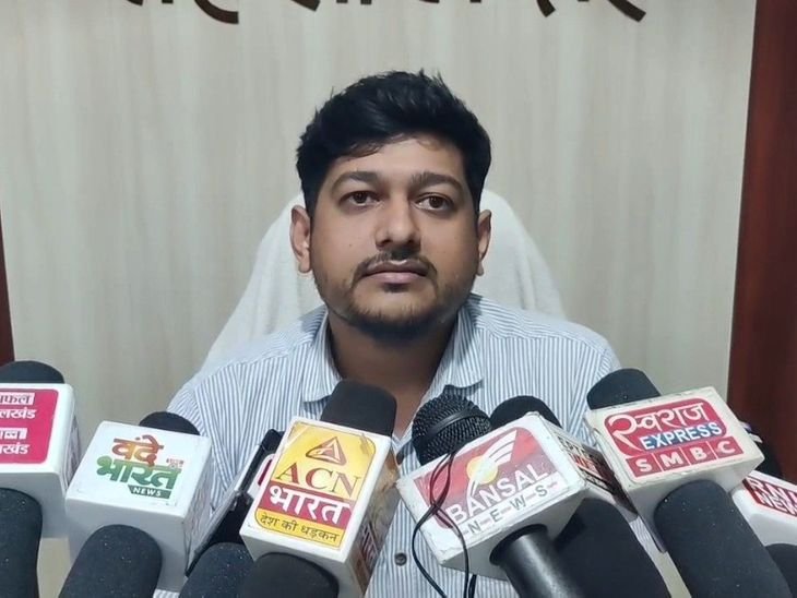 टीकमगढ़ में छात्रों ने प्राइमरी स्कूल में ताला डाला: शिक्षक नहीं आते, गंदगी और बिजली नहीं होने पर छात्रों का विरोध; अधिकारी मौके पर पहुंचे – Tikamgarh News टीकमगढ़ में छात्रों ने प्राइमरी स्कूल में ताला डाला: शिक्षक नहीं आते, गंदगी और बिजली नहीं होने पर छात्रों का विरोध; अधिकारी मौके पर पहुंचे – Tikamgarh News