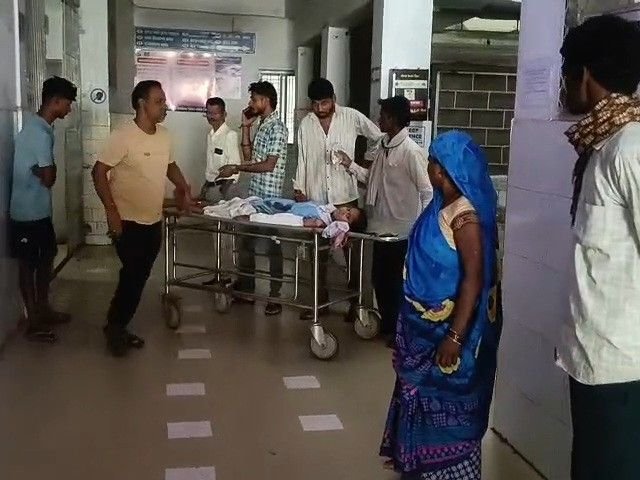 दमोह में ऑटो पलटने से घायल छात्राएं एसपी ऑफिस पहुंचीं:  परिजनों ने ऑटो चालक पर कार्रवाई और मुआवजे की मांग की, एसपी बोले- जांच करेंगे – Damoh News