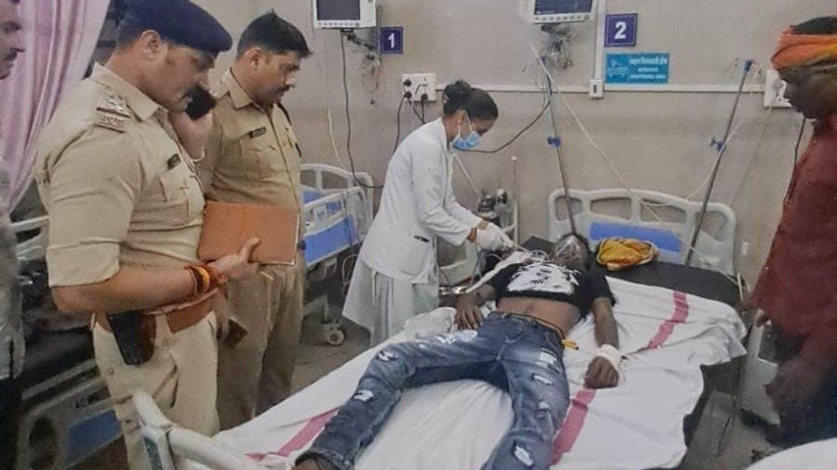 दमोह में शराब पीने के बाद युवक की तबीयत बिगड़ी, जिला अस्पताल से जबलपुर रेफर, भाई बोला-गांव में बिक रही अवैध शराब दमोह में शराब पीने के बाद युवक की तबीयत बिगड़ी, जिला अस्पताल से जबलपुर रेफर, भाई बोला-गांव में बिक रही अवैध शराब