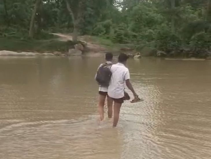 नदी पर पुल नहीं, 4 महीने कट जाता है संपर्क:  सिवनी में ग्रामीण जान जोखिम में डालकर पार करते हैं नदी – Seoni News
