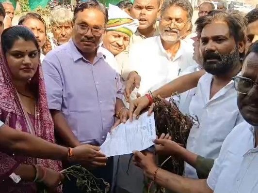 पन्ना में खराब फसल लेकर किसान कांग्रेस का प्रदर्शन: नुकसान का सर्वे और मुआवजा देने की मांग; बोले- मांगें नहीं मानी तो आंदोलन करेंगे – Panna News पन्ना में खराब फसल लेकर किसान कांग्रेस का प्रदर्शन: नुकसान का सर्वे और मुआवजा देने की मांग; बोले- मांगें नहीं मानी तो आंदोलन करेंगे – Panna News