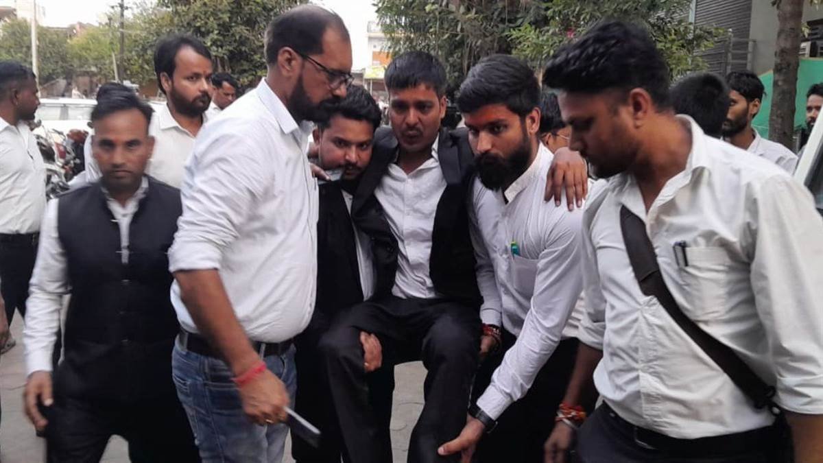 भिंड कोर्ट के बाहर ग्वालियर के वकील पर हमला, लाठी-डंडों से पीटा; सोने की चेन और नकदी लूटने का आरोप भिंड कोर्ट के बाहर ग्वालियर के वकील पर हमला, लाठी-डंडों से पीटा; सोने की चेन और नकदी लूटने का आरोप