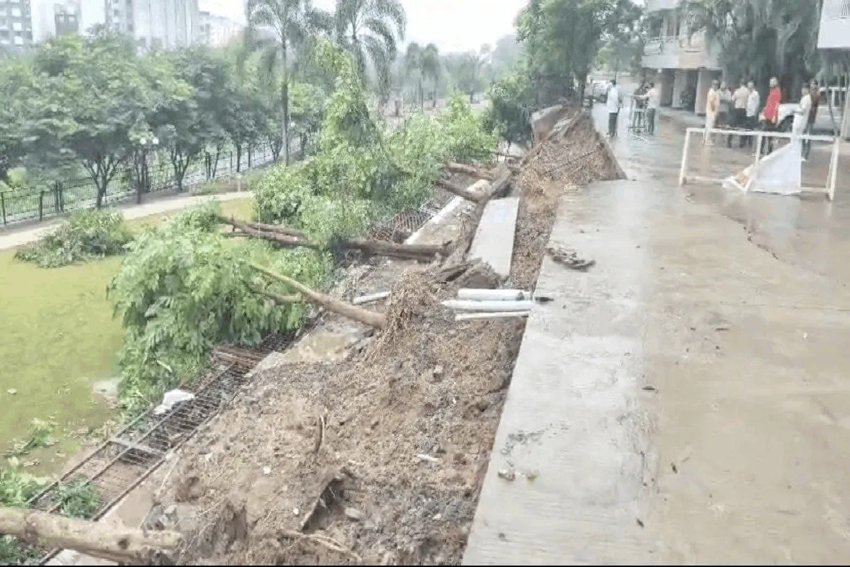भोपाल में जमीन धंसी, कई कारें दबीं, बिल्डिंगों पर भी मंडराया खतरा | Land Subsidence At The Mouth Of The Kaliasot River In Bhopal