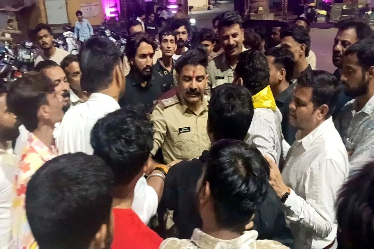 रतलाम में त्योहार के समय रात में बिजली गुल, भडक़ा आक्रोश | Power Outage In Ratlam During The Festive Season Sparks Outrage रतलाम में त्योहार के समय रात में बिजली गुल, भडक़ा आक्रोश | Power Outage In Ratlam During The Festive Season Sparks Outrage