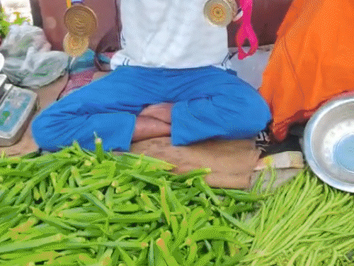रांची का इंटरनेशनल प्लेयर बेच रहा सब्जियां:थ्रोबॉल खिलाड़ी अमरदीप ने जीते हैं गोल्ड मेडल, सरकार से मदद की उम्मीद रांची का इंटरनेशनल प्लेयर बेच रहा सब्जियां:थ्रोबॉल खिलाड़ी अमरदीप ने जीते हैं गोल्ड मेडल, सरकार से मदद की उम्मीद