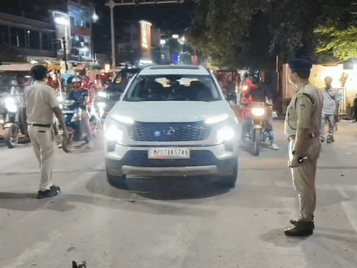 लग्जरी कार पर हूटर लगाकर घूम रहा था सरपंच: मुरार में मजिस्ट्रेट चेकिंग में पकड़े गए सरपंच, 5 हजार का चालान भरा – Gwalior News लग्जरी कार पर हूटर लगाकर घूम रहा था सरपंच: मुरार में मजिस्ट्रेट चेकिंग में पकड़े गए सरपंच, 5 हजार का चालान भरा – Gwalior News