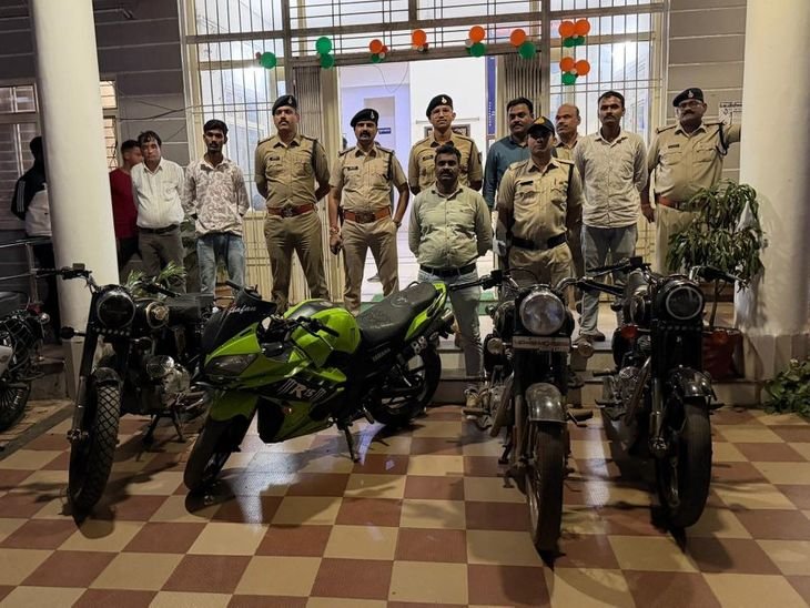 सिवनी में 5 मॉडिफाइड सायलेंसर वाली बुलेट जब्त: यातायात नियम तोड़ने वाले 12 वाहन चालकों पर कार्रवाई; पुलिस ने की संयुक्त पेट्रोलिंग – Seoni News सिवनी में 5 मॉडिफाइड सायलेंसर वाली बुलेट जब्त: यातायात नियम तोड़ने वाले 12 वाहन चालकों पर कार्रवाई; पुलिस ने की संयुक्त पेट्रोलिंग – Seoni News