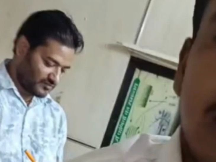 सुबह से लाइन में लगे किसान शाम 4 बजे लौटाए:  मुरैना में गोदाम प्रभारी पर मोबाइल छीनने और रुपए मांगने का आरोप – Morena News