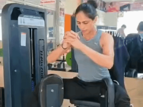‘लड़कों से बात करती है, गलत जा रही है’:घरवालों ने खेल छुड़वाया, पतंजलि स्टोर पर नौकरी की; जानें एशियन गेम्स गोल्ड मेडलिस्ट किरण की कहानी ‘लड़कों से बात करती है, गलत जा रही है’:घरवालों ने खेल छुड़वाया, पतंजलि स्टोर पर नौकरी की; जानें एशियन गेम्स गोल्ड मेडलिस्ट किरण की कहानी