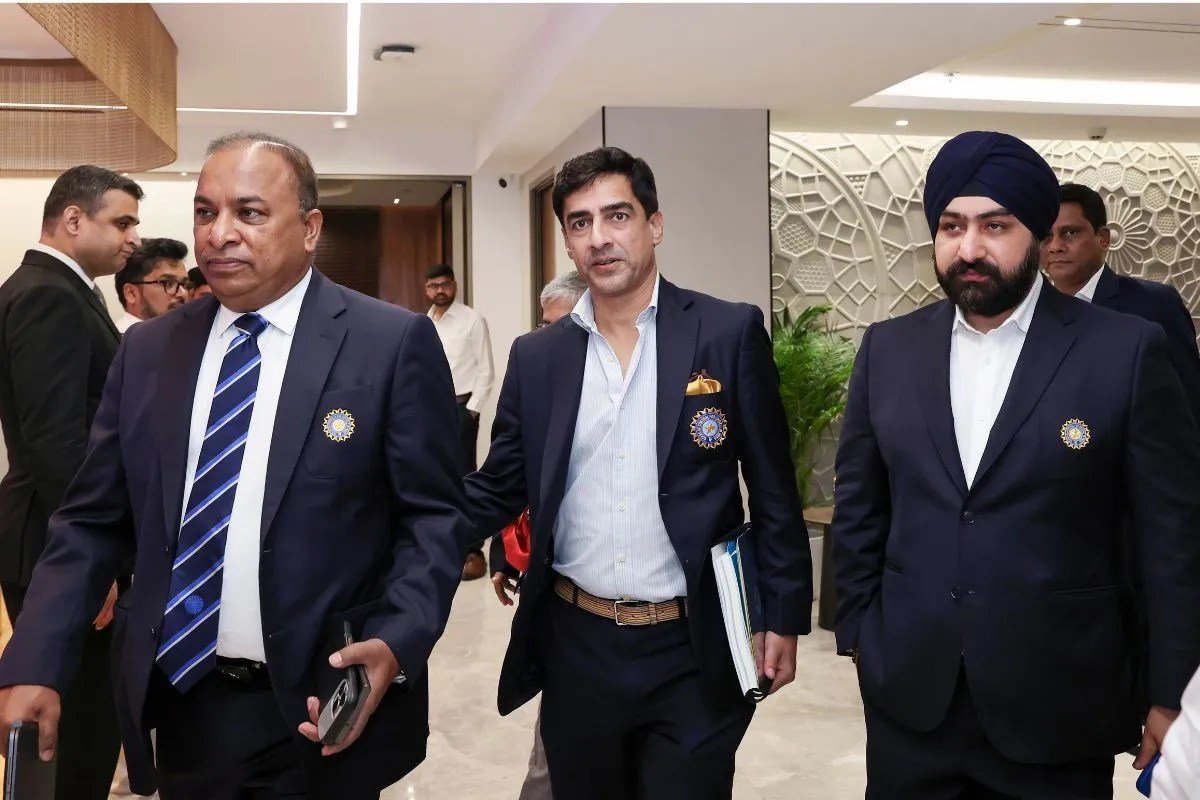 BCCI सचिव देवजीत सैकिया ने अचानक बुलाई टीम इंडिया की मीटिंग, हरमनप्रीत कौर-स्मृति मंधाना के साथ कोच भी पहुंचे BCCI सचिव देवजीत सैकिया ने अचानक बुलाई टीम इंडिया की मीटिंग, हरमनप्रीत कौर-स्मृति मंधाना के साथ कोच भी पहुंचे