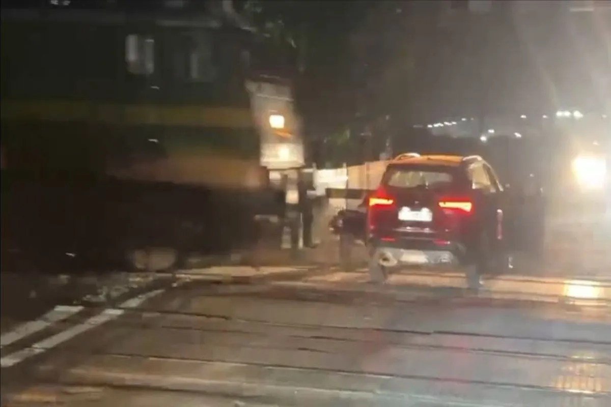 Train Accident : रतलाम में ट्रेन और कार की जोरदार टक्कर, बंद फाटक के बीच पटरी पर फंसी कार | Valsad Hisar Train Accident Latest Breaking News Train Accident : रतलाम में ट्रेन और कार की जोरदार टक्कर, बंद फाटक के बीच पटरी पर फंसी कार | Valsad Hisar Train Accident Latest Breaking News