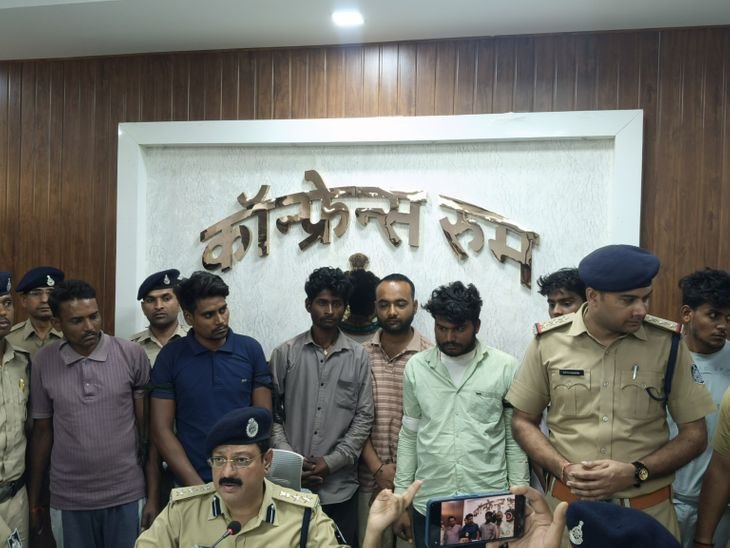 अशोकनगर में बिजली तार चोरी करने वाले 9 आरोपी गिरफ्तार: पुलिस ने 21.50 लाख का सामान, बोलेरो, पिकअप और बाइक जब्त की – Ashoknagar News अशोकनगर में बिजली तार चोरी करने वाले 9 आरोपी गिरफ्तार: पुलिस ने 21.50 लाख का सामान, बोलेरो, पिकअप और बाइक जब्त की – Ashoknagar News
