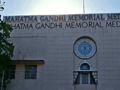 इंदौर के MGM मेडिकल कॉलेज की वेबसाइट हैक,पोर्न वीडियो दिखा: वेबसाइट के सर्वर या कंटेंट मैनेजमेंट सिस्टम से छेड़छाड़, सुरक्षा को लेकर उठे सवाल – Indore News इंदौर के MGM मेडिकल कॉलेज की वेबसाइट हैक,पोर्न वीडियो दिखा: वेबसाइट के सर्वर या कंटेंट मैनेजमेंट सिस्टम से छेड़छाड़, सुरक्षा को लेकर उठे सवाल – Indore News
