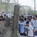 इंदौर में गुस्साए छात्रों ने ढहा दिया निर्माण, स्कूल की जमीन पर निर्माण को लेकर बवाल | Betma Government School Land Construction Protest