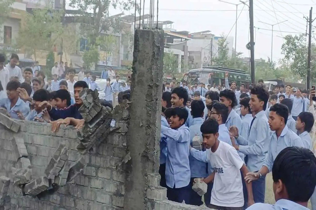 इंदौर में गुस्साए छात्रों ने ढहा दिया निर्माण, स्कूल की जमीन पर निर्माण को लेकर बवाल | Betma Government School Land Construction Protest इंदौर में गुस्साए छात्रों ने ढहा दिया निर्माण, स्कूल की जमीन पर निर्माण को लेकर बवाल | Betma Government School Land Construction Protest