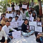 इंदौर में मुख्य चुनाव आयुक्त के इस्तीफे की मांग को लेकर युवा कर रहे प्रदर्शन, बोले- मांग पूरी होने तक जारी रहेगा आंदोलन