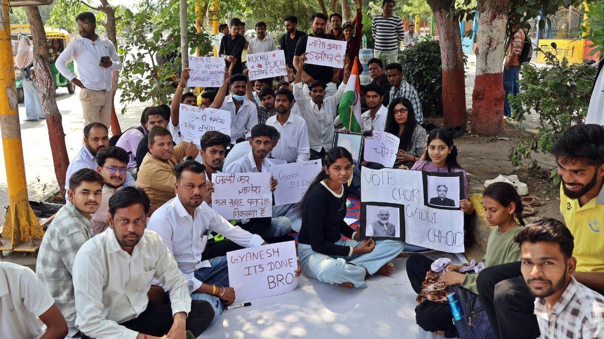 इंदौर में मुख्य चुनाव आयुक्त के इस्तीफे की मांग को लेकर युवा कर रहे प्रदर्शन, बोले- मांग पूरी होने तक जारी रहेगा आंदोलन