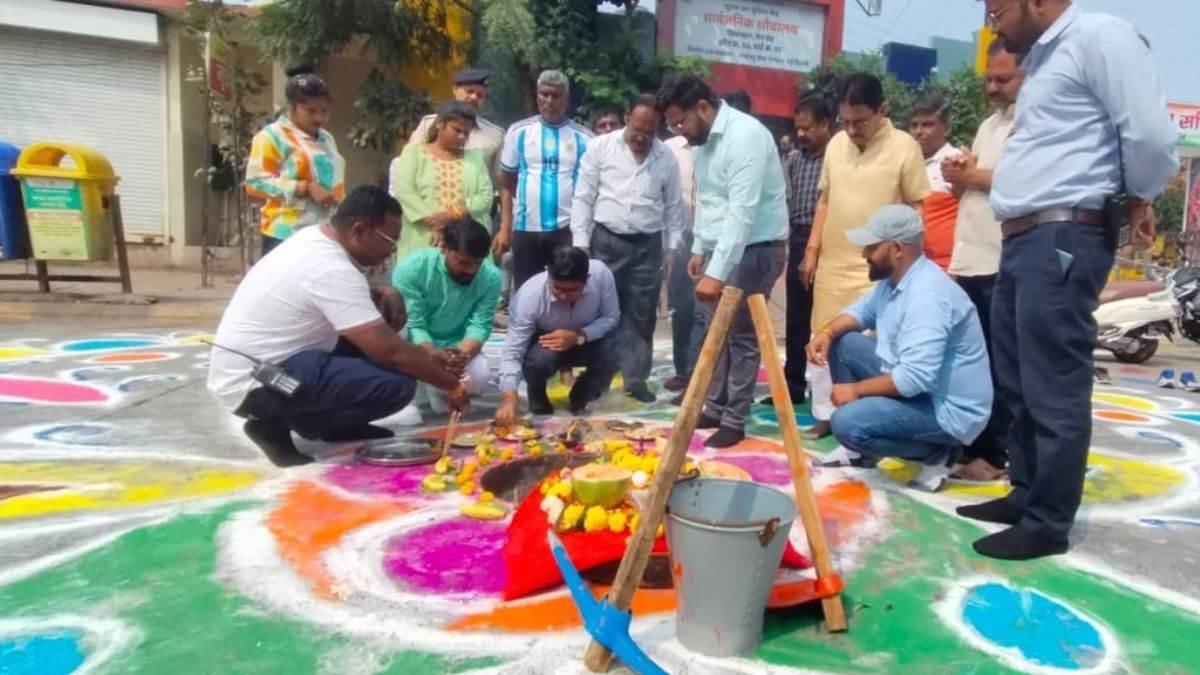 इंदौर में होलकरकालीन ड्रेनेज चैंबर का पूजन कर निगमायुक्त ने की कर्मचारियों के स्वास्थ्य, सुरक्षा, सुख एवं समृद्धि की कामना