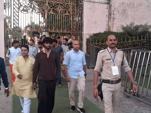 क्रिकेटर तिलक वर्मा, कुलदीप यादव ने महाकाल के दर्शन किए:2 घंटे नंदी हॉल में बैठे रहे, भस्म आरती में भी शामिल हुए