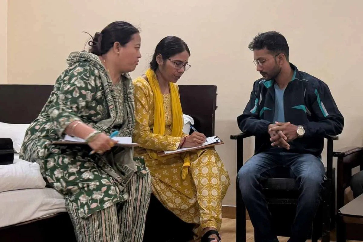 गायत्री मंदिर के पास ‘दो नंबरी’ पटवारी गिन रहा था नोट, जबलपुर में EOW ने पकड़ा | Patwari Manoj Baghel Caught Taking Bribe By Eow गायत्री मंदिर के पास ‘दो नंबरी’ पटवारी गिन रहा था नोट, जबलपुर में EOW ने पकड़ा | Patwari Manoj Baghel Caught Taking Bribe By Eow