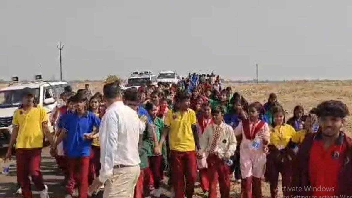 झाबुआ में कलेक्टर से शिकायत करने 10 किमी पैदल निकले विद्यार्थी, छात्रा को आए चक्कर, प्रिंसिपल बोले- बच्चों को भड़का रहे झाबुआ में कलेक्टर से शिकायत करने 10 किमी पैदल निकले विद्यार्थी, छात्रा को आए चक्कर, प्रिंसिपल बोले- बच्चों को भड़का रहे