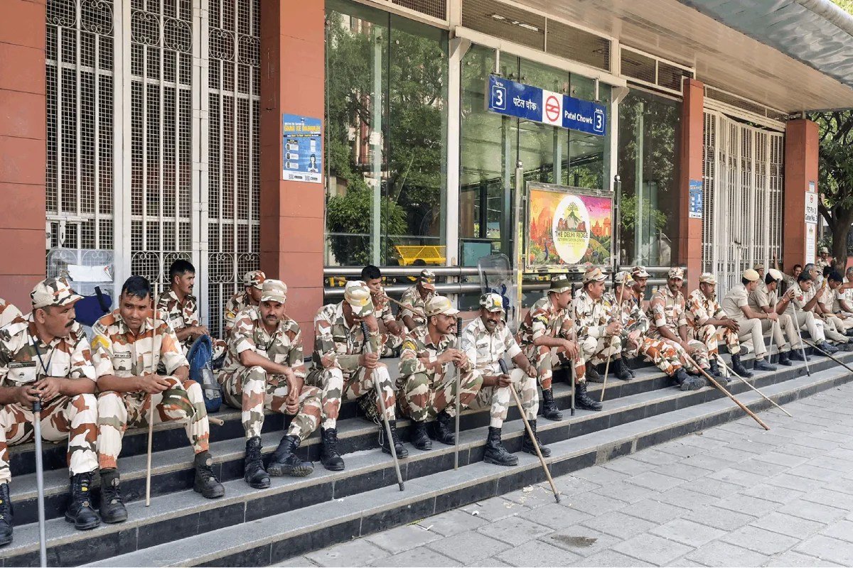 दिल्ली पहुंचे, फिर भी मंजिल दूर! MP के यात्रियों से कैब वाले मांग रहे 3 गुना किराया | Delhi Protest Mp Passengers Stranded Train Cancellations Cab Fares दिल्ली पहुंचे, फिर भी मंजिल दूर! MP के यात्रियों से कैब वाले मांग रहे 3 गुना किराया | Delhi Protest Mp Passengers Stranded Train Cancellations Cab Fares