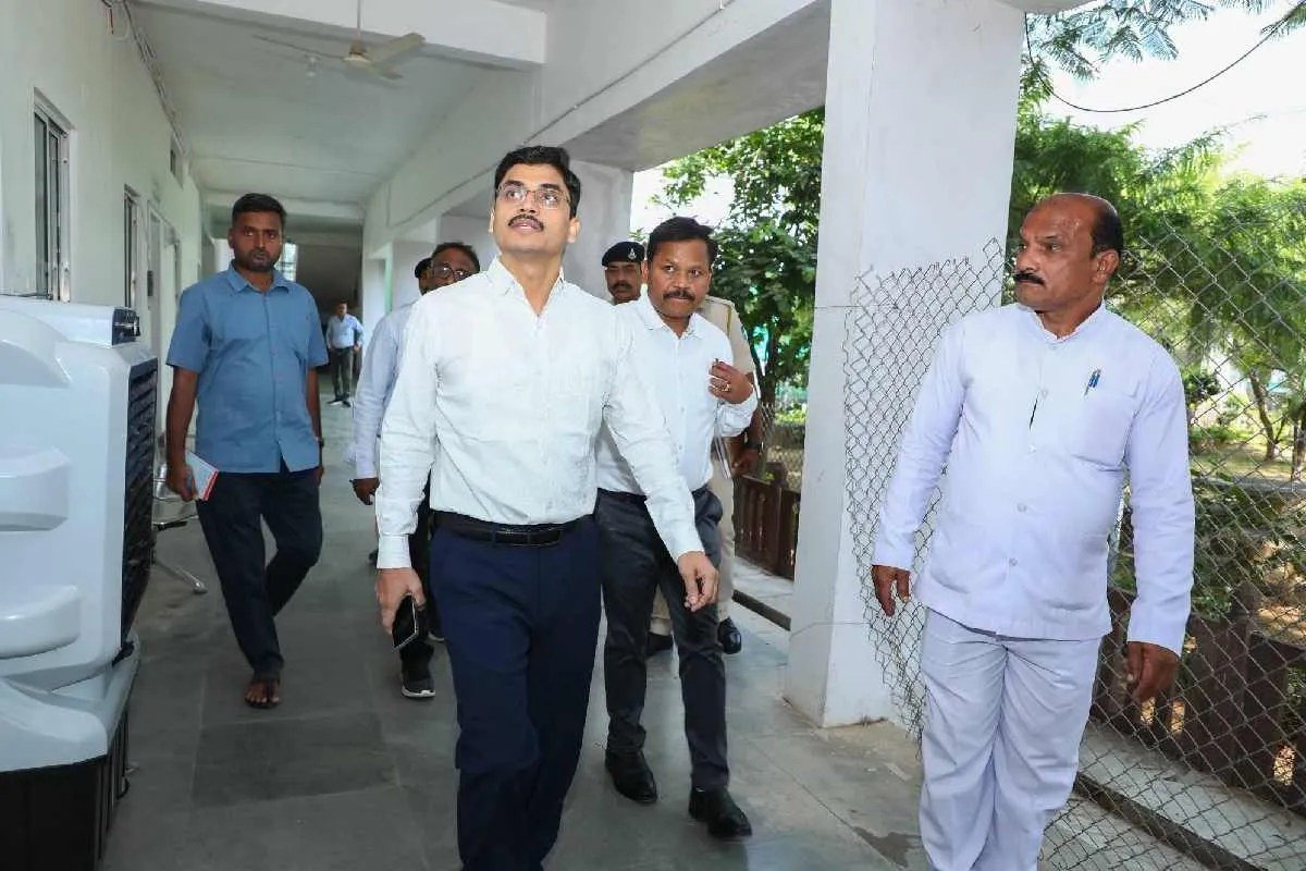पदभार संभालते ही एक्शन मोड में पन्ना कलेक्टर, कलेक्ट्रेट में गंदगी देख जताई नाराजगी | Collector Harsh Singh Surprise Inspection Collectorate पदभार संभालते ही एक्शन मोड में पन्ना कलेक्टर, कलेक्ट्रेट में गंदगी देख जताई नाराजगी | Collector Harsh Singh Surprise Inspection Collectorate