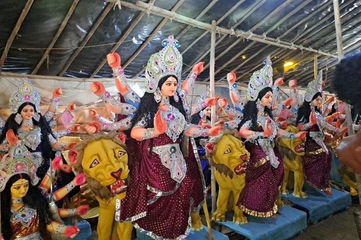बंगाल में बदले सियासी समीकरण, खंडवा के नवरात्र पर भी दिखा असर, कम बनीं दुर्गा प्रतिमाएं | Khandwa Navratri Durga Idols Bengali Artists Kolkata Work बंगाल में बदले सियासी समीकरण, खंडवा के नवरात्र पर भी दिखा असर, कम बनीं दुर्गा प्रतिमाएं | Khandwa Navratri Durga Idols Bengali Artists Kolkata Work