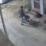 बाइक चुराने के बाद चोर को आई शर्म! मंडला में 24 घंटे में घर के बाहर खड़ी कर गया गाड़ी | Bike Theft Thief Returns Stolen Bike Apologizes On Camera