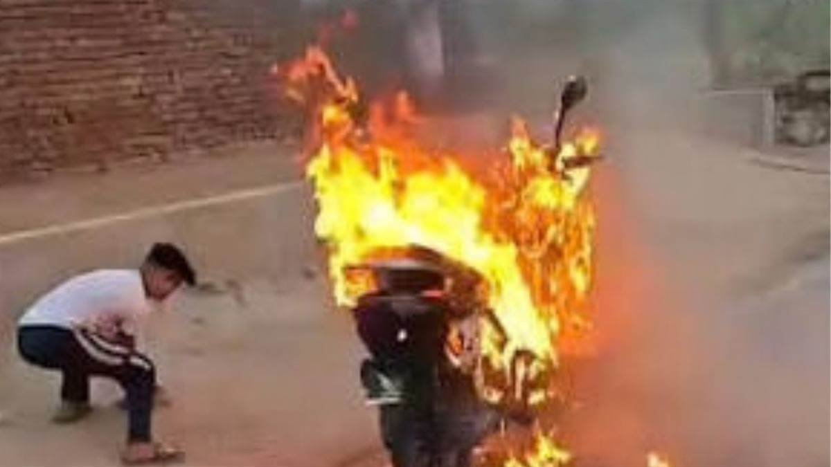 बालाघाट में बैटरी चलित स्कूटी में लगी आग, पिता के साथ दवा लेने जा रहा बालक झुलसा