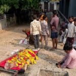बेटी के शव को घर लाने से पिता को रोका, गुना में पोस्टमार्टम रुम के बाहर किया अंतिम श्रृंगार | Father Performs Daughters Last Rites Outside Postmortem Room
