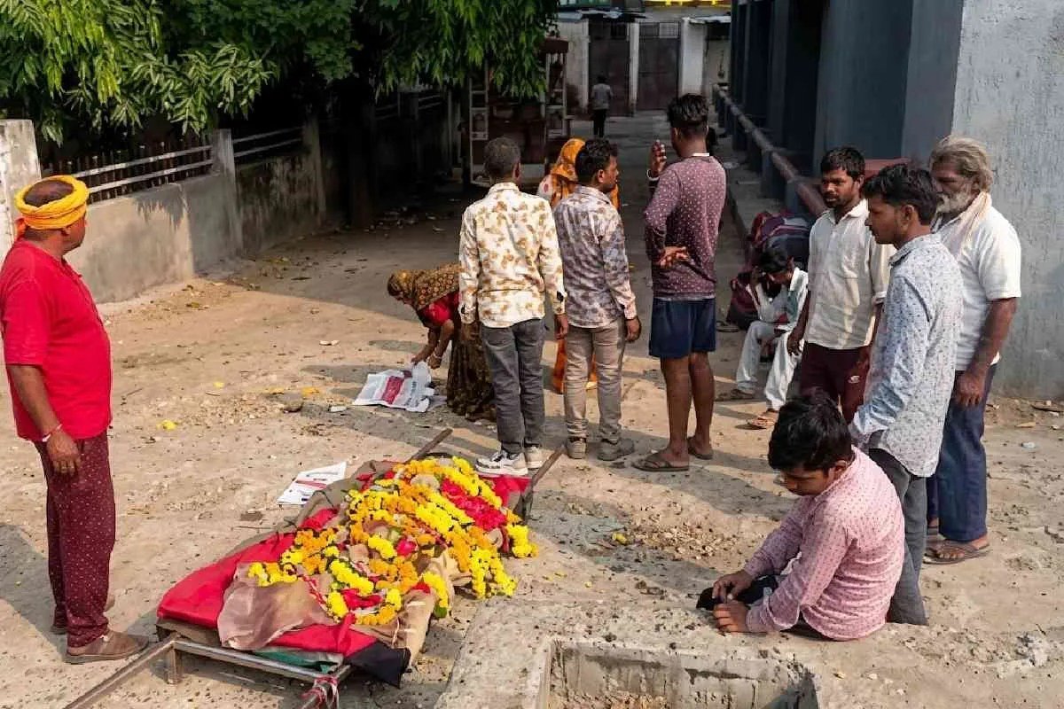 बेटी के शव को घर लाने से पिता को रोका, गुना में पोस्टमार्टम रुम के बाहर किया अंतिम श्रृंगार | Father Performs Daughters Last Rites Outside Postmortem Room बेटी के शव को घर लाने से पिता को रोका, गुना में पोस्टमार्टम रुम के बाहर किया अंतिम श्रृंगार | Father Performs Daughters Last Rites Outside Postmortem Room