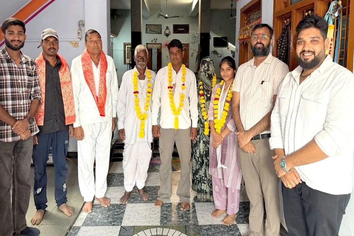मंदसौर की आशा बेटी बनी डॉक्टर, भोपाल के आरकेडीएफ मेडिकल कॉलेज में चयन | Asha A Daughter From Mandsaur Becomes A Doctor Selected For Rkdf Medical College Bhopal मंदसौर की आशा बेटी बनी डॉक्टर, भोपाल के आरकेडीएफ मेडिकल कॉलेज में चयन | Asha A Daughter From Mandsaur Becomes A Doctor Selected For Rkdf Medical College Bhopal