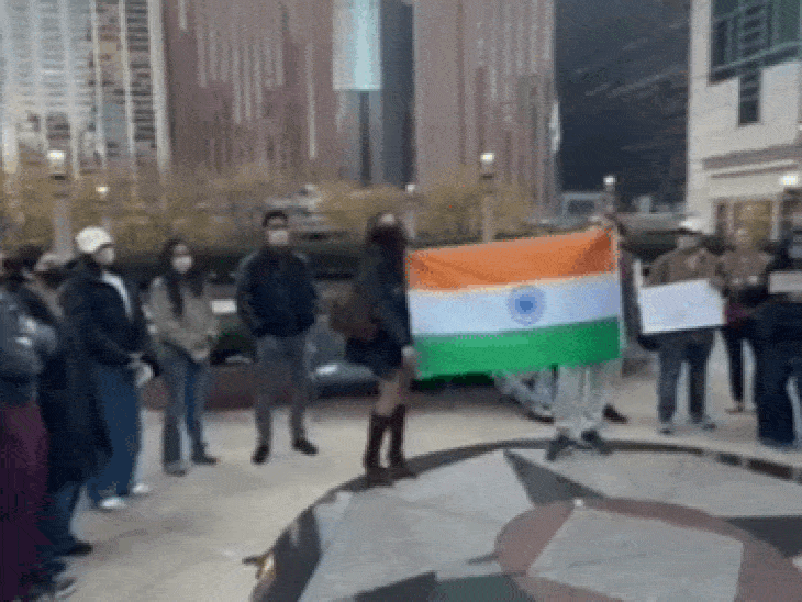 मतदाता सूची से नाम हटाए, शिकागो में प्रदर्शन: भारतीय वाणिज्य दूतावास के बाहर जुटे 50 से ज्यादा भारतीय, लगाए ‘वोट चोर, गद्दी छोड़’ के नारे – Jabalpur News मतदाता सूची से नाम हटाए, शिकागो में प्रदर्शन: भारतीय वाणिज्य दूतावास के बाहर जुटे 50 से ज्यादा भारतीय, लगाए ‘वोट चोर, गद्दी छोड़’ के नारे – Jabalpur News