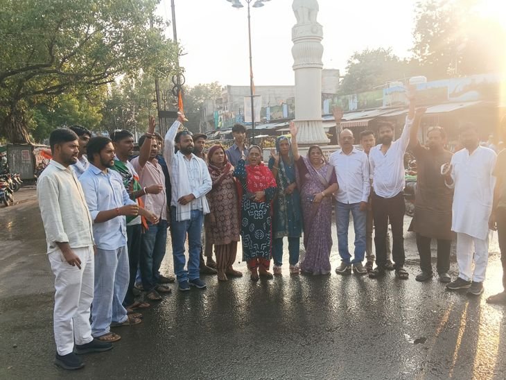 युवा कांग्रेस ने चुनाव आयुक्त का पुतला फूंका: इस्तीफे की मांग; पुलिस और कार्यकर्ताओं के बीच हुई खींचतान – Sheopur News युवा कांग्रेस ने चुनाव आयुक्त का पुतला फूंका: इस्तीफे की मांग; पुलिस और कार्यकर्ताओं के बीच हुई खींचतान – Sheopur News