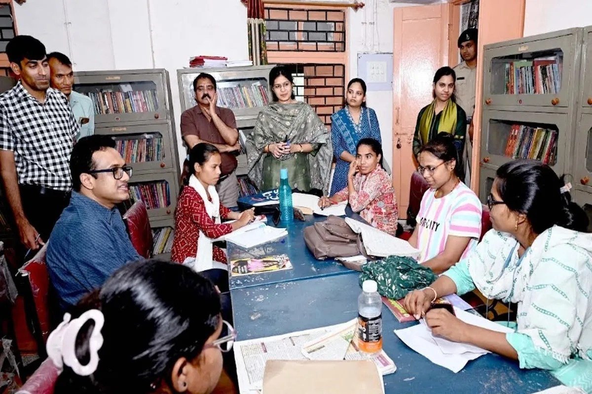 रतलाम कलेक्टर पुस्तकालय पहुंचे, बच्चों से पूछे ऐसे सवाल | Ratlam Collector Visits Library Asks Children Such Questions रतलाम कलेक्टर पुस्तकालय पहुंचे, बच्चों से पूछे ऐसे सवाल | Ratlam Collector Visits Library Asks Children Such Questions