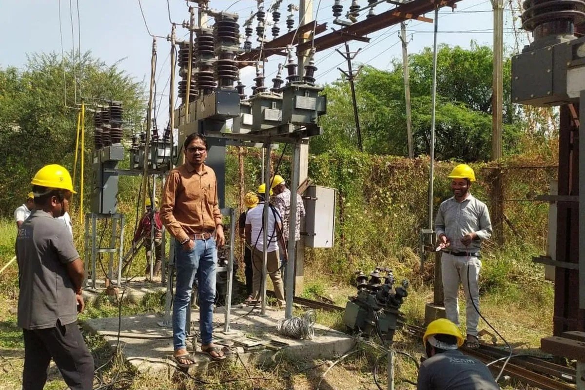 रतलाम के चम्बल उपकेंद्र पर लगी आग, जंपर जले, तार टूटे | Fire Breaks Out At The Chambal Electricity Substation In Ratlam Jumpers Blow Wires Snap रतलाम के चम्बल उपकेंद्र पर लगी आग, जंपर जले, तार टूटे | Fire Breaks Out At The Chambal Electricity Substation In Ratlam Jumpers Blow Wires Snap