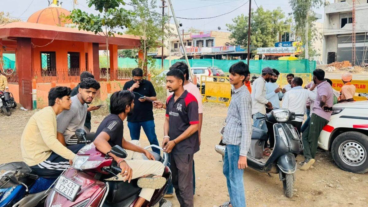 रतलाम के बाजना में सनसनीखेज वारदात, घर के बाहर बंधी गर्भवती गाय चोरी की, पंचायत में कहा- काटकर खा गए