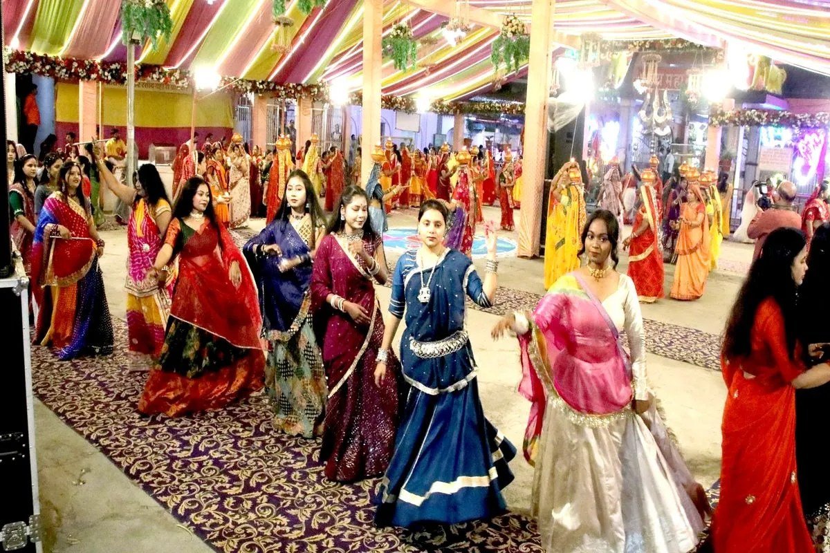 रतलाम में नवरात्र, ब्रह्ममुहूर्त में शंखनाद से रात तक गरबारास की धूम | Navratri In Ratlam Garba Raas Celebrations In Full Swing From Early Morning Till Night