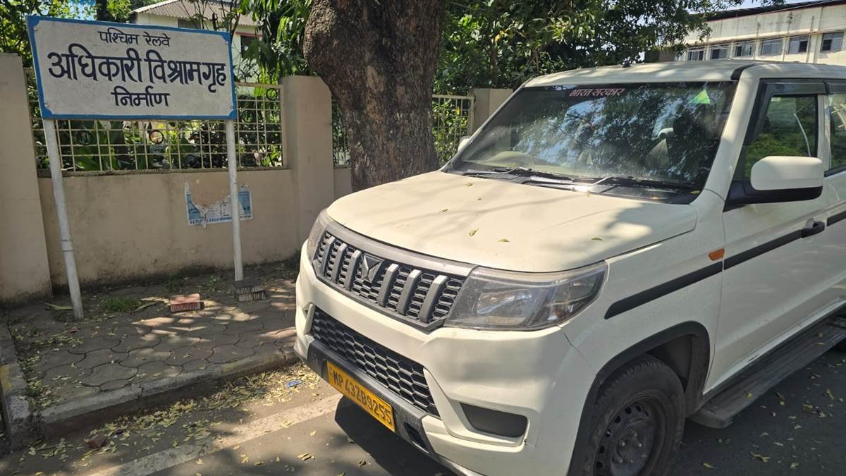 रतलाम में रेलवे स्टेशन के बाहर खड़ी कार में मिला ड्राइवर का शव, सल्फास के तीन पाउच मिले रतलाम में रेलवे स्टेशन के बाहर खड़ी कार में मिला ड्राइवर का शव, सल्फास के तीन पाउच मिले