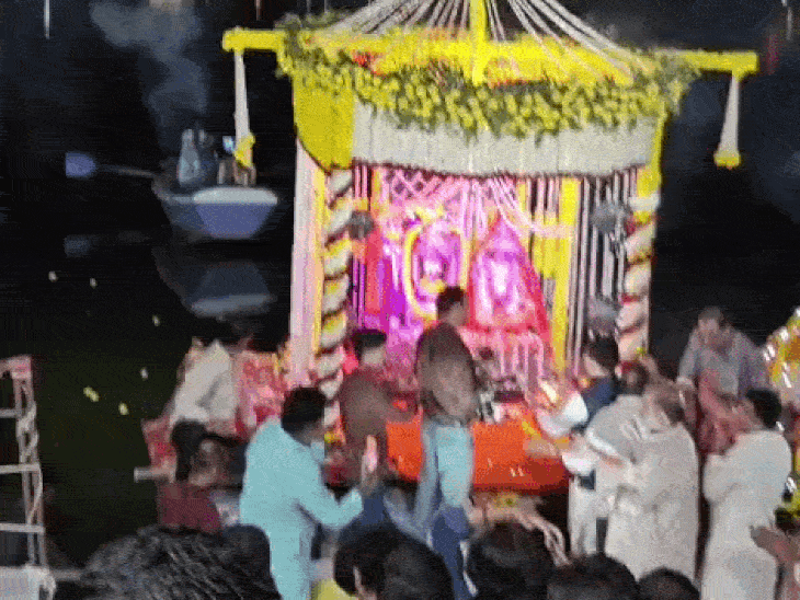 शरद पूर्णिमा पर निकला हिंदू उत्सव समिति का चल समारोह: राधा-कृष्ण ने किया नौका विहार, शीतलदास की बगिया में हुई आतिशबाजी – Bhopal News शरद पूर्णिमा पर निकला हिंदू उत्सव समिति का चल समारोह: राधा-कृष्ण ने किया नौका विहार, शीतलदास की बगिया में हुई आतिशबाजी – Bhopal News