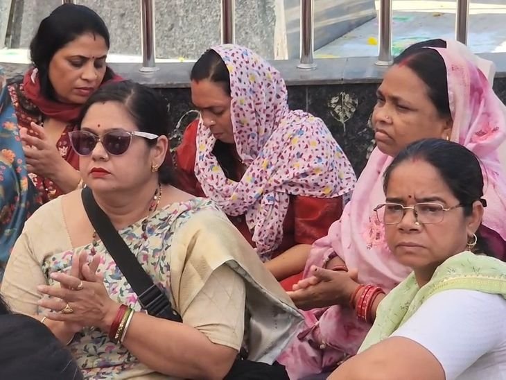 शिक्षकों का गांधी प्रतिमा के सामने धरना:  विदिशा में बोले- 20 साल की सर्विस के बाद अब TET क्यों, 3 मांगों को लेकर प्रदर्शन – Vidisha News