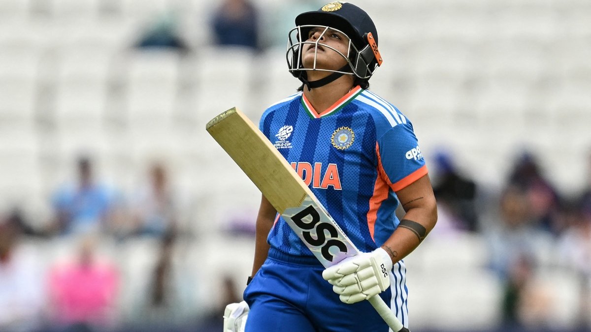 शेफाली वर्मा पर ICC का एक्शन, जिम्बाब्वे के खिलाफ मैच में कैच छूटने पर आपा खोने की मिली सजा शेफाली वर्मा पर ICC का एक्शन, जिम्बाब्वे के खिलाफ मैच में कैच छूटने पर आपा खोने की मिली सजा