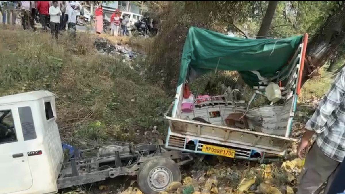 सलकनपुर से दर्शन कर देवास लौट रहे श्रद्धालुओं का लोडिंग वाहन दो बार पेड़ से टकराया, 20 से ज्यादा घायल