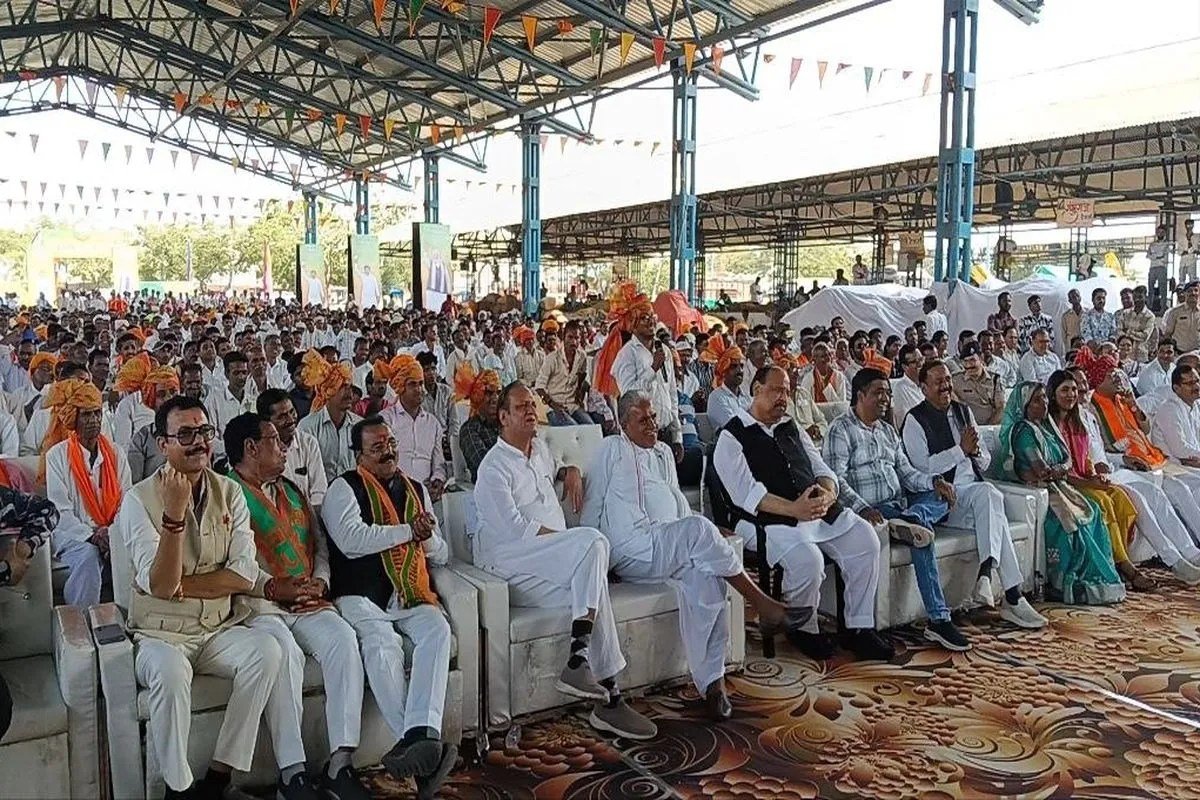 सीएम ने रतलाम के किसानों से मालवी संवाद कर खूब हंसाया | Cm Shares Laughs With Ratlam Farmers During Malvi Samvad Interaction सीएम ने रतलाम के किसानों से मालवी संवाद कर खूब हंसाया | Cm Shares Laughs With Ratlam Farmers During Malvi Samvad Interaction