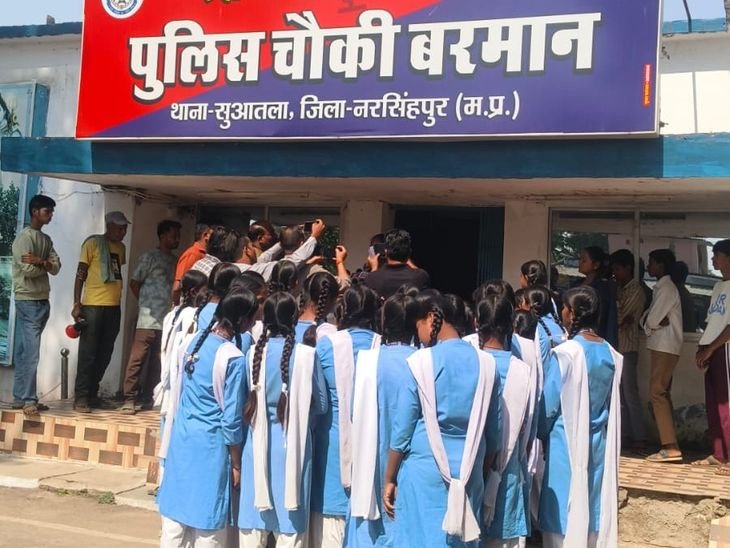 स्कूल प्रिंसिपल पर छात्रों से टॉयलेट साफ कराने का आरोप: परिजनों संग चौकी में शिकायत, कलेक्टर बोलीं- जांच कराएंगे – Narsinghpur News स्कूल प्रिंसिपल पर छात्रों से टॉयलेट साफ कराने का आरोप: परिजनों संग चौकी में शिकायत, कलेक्टर बोलीं- जांच कराएंगे – Narsinghpur News
