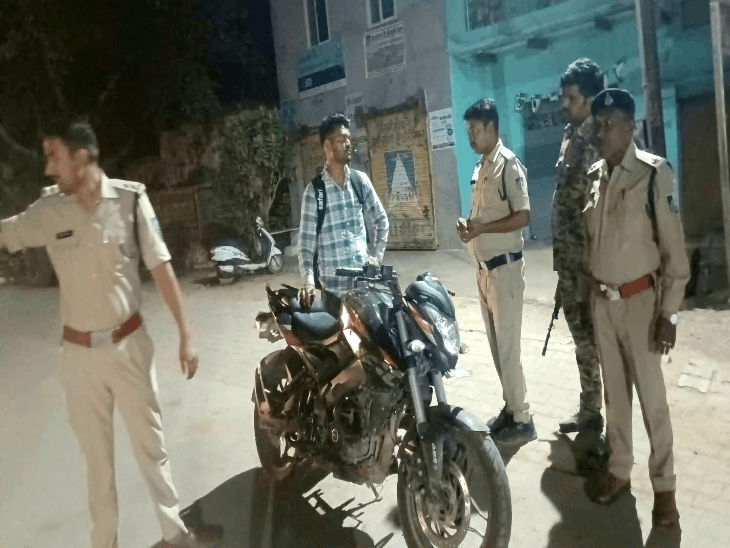 स्थायी वारंटी को पकड़ने पहुंची पुलिस से अभद्रता, दंपती अरेस्ट: ग्वालियर में कॉम्बिंग गश्त: 190 बदमाश पकड़े, 270 पुराने गुंडों की घर-घर पहुंचकर जांच – Gwalior News स्थायी वारंटी को पकड़ने पहुंची पुलिस से अभद्रता, दंपती अरेस्ट: ग्वालियर में कॉम्बिंग गश्त: 190 बदमाश पकड़े, 270 पुराने गुंडों की घर-घर पहुंचकर जांच – Gwalior News